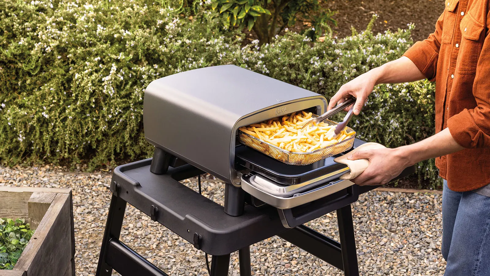 Ninja-MO201UK-InUse-BackYard-Fries-Basket-Tongs-Man